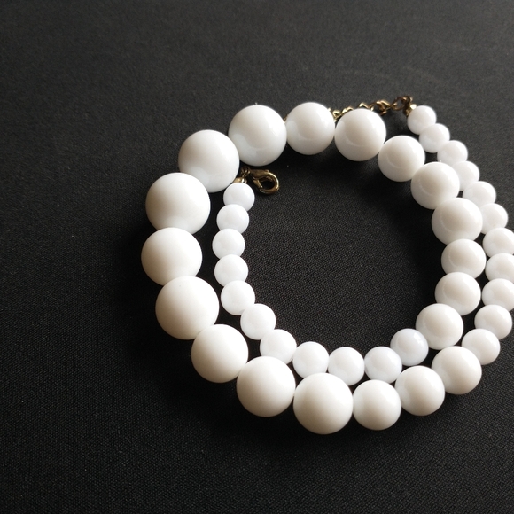 Elegant White Faux Pearl Necklace - Picture 9 of 9